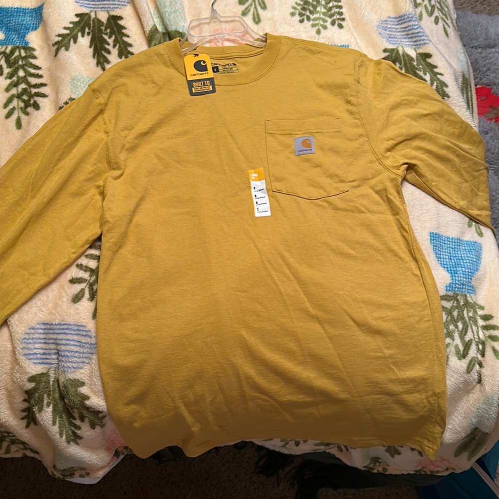 Men’s Small or women’s Medium/large long sleeve carhartt Tee